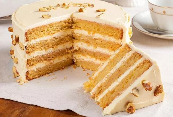 Медовик, который тает во рту: без варки меда, без раскатки коржей — мягкий с белым шоколадом в креме, воздушный, как облачко