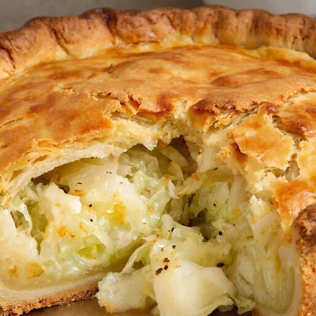 Пирог из капусты на дрожжевом тесте – просто сказка: тесто настоящая  палочка-выручалочка для любой несладкой выпечки