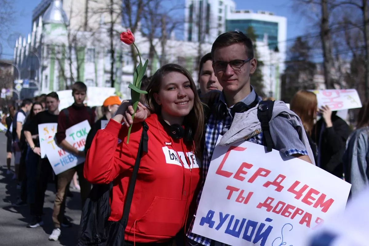 Ребята подарили тысячу тюльпанов, прокричали более 20 различных кричалок и сделали счастливее самых главных героинь  8 Марта