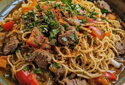 Лагман – настоящая это симфония среди блюд: мясо, томленное в густом соусе, лапша и овощи создают гармоничное сочетание вкуса