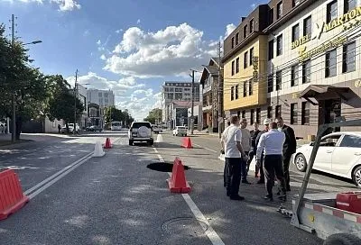 В Краснодаре восстанавливают коллектор на улице Красных Партизан после провала. Движение транспорта ограничат