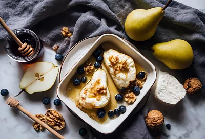 Запекаю груши два раза, кладу камамбер и джем — и получается праздничный десерт без теста!