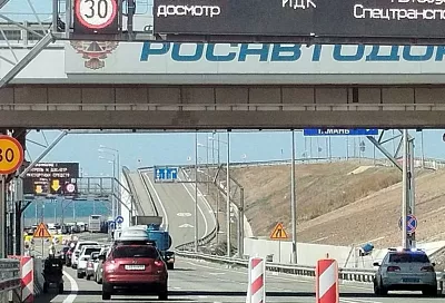 Более 550 машин ожидают проезда по Крымскому мосту со стороны Керчи