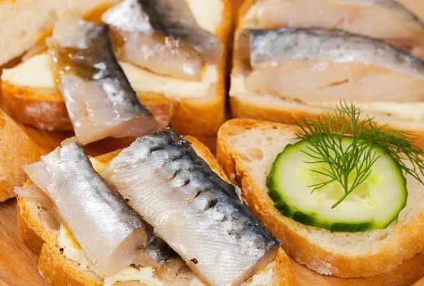 Гости удивлялись, узнав, что перед ними не семга, а обычная скумбрия. Как сделать недорогую рыбу «под семгу». Совет от профессионалов