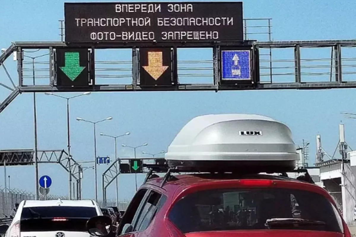 Автомобильная пробка появилась у Крымского моста со стороны Тамани