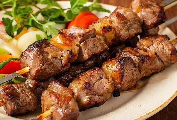 Маринад – просто огонь. Когда нужно пожарить шашлык на сковороде делаем только такой маринад. Готовится  легко, а получается быстро и очень вкусно