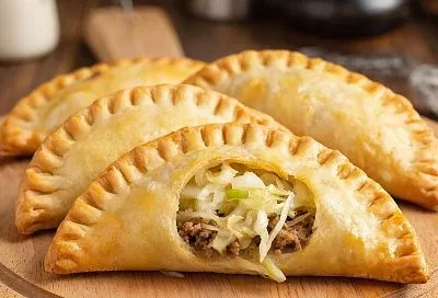 Таких пирожков можно съест тонну и никакой тяжести. Треугольники на кефире. Легкое и быстрое тесто, меняю только начинку