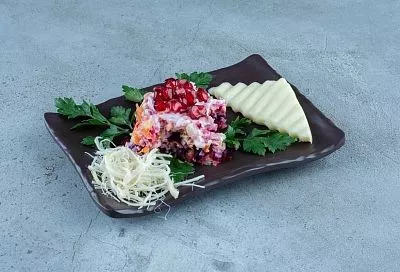 Убойная версия салата «Селёдка под шубой»: теперь без сельди! Добавляю малосольную горбушу, яблоко и маринованный лук и получается просто шедевр!