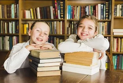 «Книжкина больница»: в школе Ейска прошёл мастер-класс по спасению книг