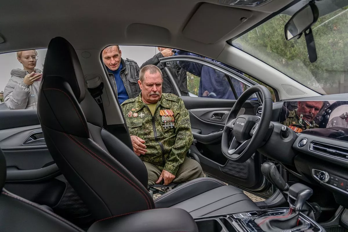 Валерий Беликов поделился с журналистами: теперь на вместительном авто можно не только ездить на охоту, но и возить гуманитарную помощь боевым товарищам «за ленточку». Валерий Беликов поделился с журналистами: теперь на вместительном авто можно не только ездить на охоту, но и возить гуманитарную помощь боевым товарищам «за ленточку».