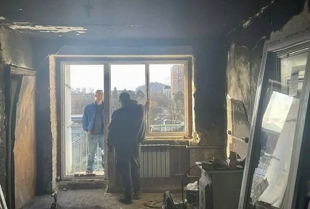 В домах по ул. Новороссийской в Краснодаре начали замену поврежденных при атаке БПЛА окон