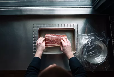 Домашний бекон из грудинки: просто, мягко, без лишней соли