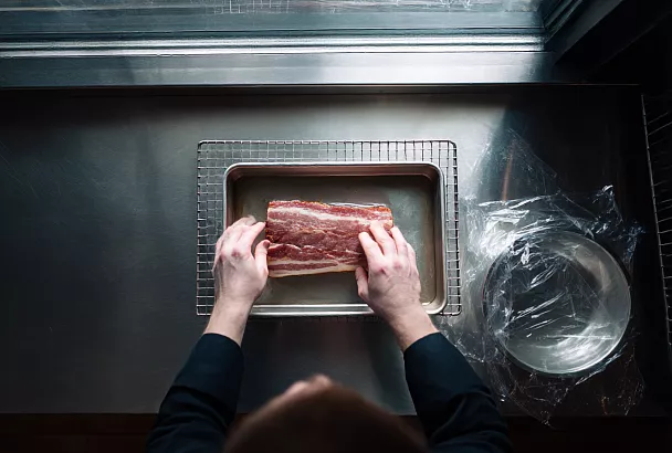 Домашний бекон из грудинки: просто, мягко, без лишней соли