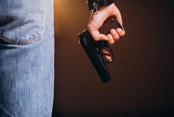 Туристка попыталась провезти огнестрельное оружие за границу