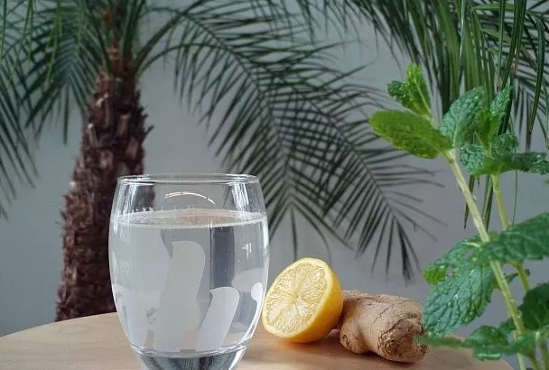 Боль в горле исчезнет через полчаса: пять проверенных способов решения проблемы, когда нет времени или сил бежать в аптеку