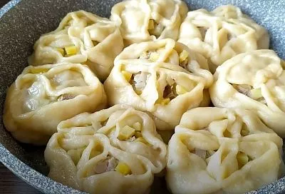 Беру манты-полуфабрикаты и легко готовлю в сковородке за 30 минут так — лайфхак с овощной подушкой внутри