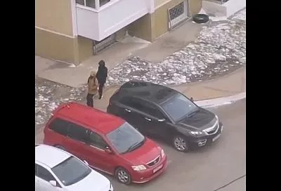 Сорванные крыши, упавшие деревья, «летающие» машины и люди: на Краснодарский край обрушился ураганный ветер