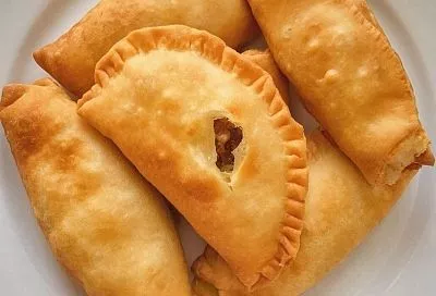 Хрустящие чебуреки на заварном тесте – мой фирменный рецепт. Секрет в особом ингредиенте, который делает тесто эластичным и предотвращает разрыв при жарке