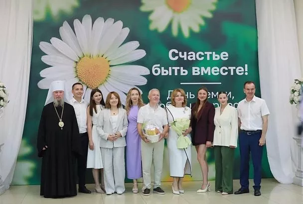 Губернатор Кубани Вениамин Кондратьев вручил медали «Родительская доблесть» многодетным семьям
