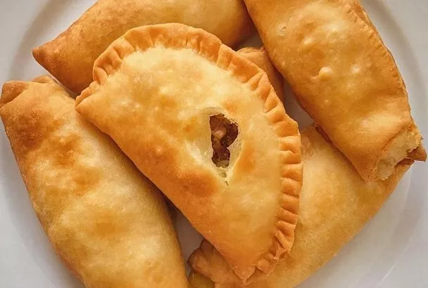 Хрустящие чебуреки на заварном тесте – мой фирменный рецепт. Секрет в особом ингредиенте, который делает тесто эластичным и предотвращает разрыв при жарке