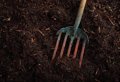 Компост без усилий: не копай, не переворачивай, просто укрывай — и он сам созреет