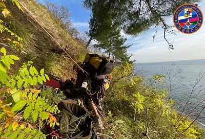 В Сочи женщина во время отдыха на природе упала с обрыва