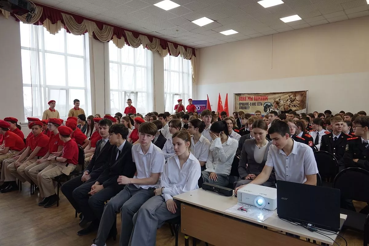 В славянском лицее прошла особенная встреча - урок мужества с героем СВО Артемом Колмыковым, который сам когда-то здесь учился.