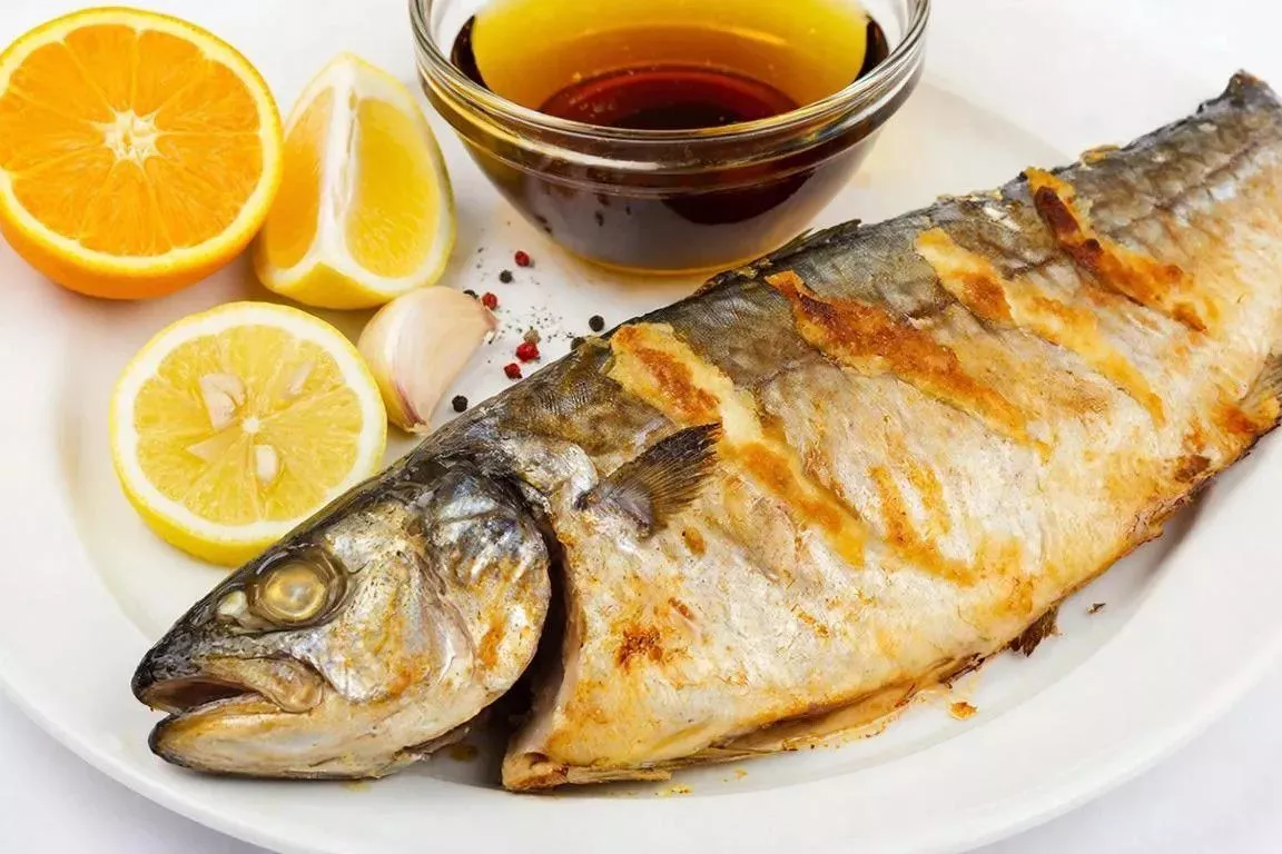 Скумбрия в духовке или на углях: маринуем с лимоном и специями — рыба сочная, с золотистой корочкой