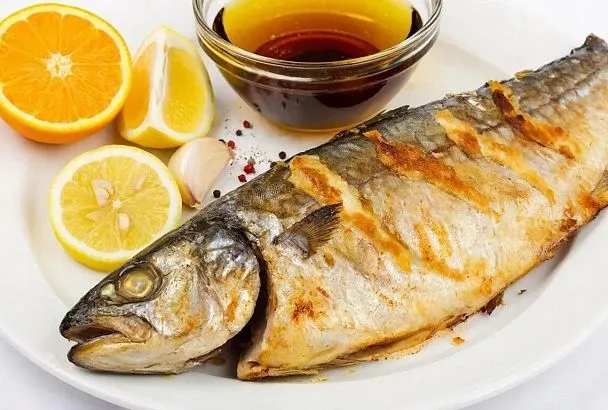 Скумбрия в духовке или на углях: маринуем с лимоном и специями — рыба сочная, с золотистой корочкой