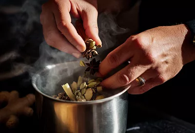 Чай как медитация: древний рецепт с пряностями, который дарит ясность, любовь и энергию