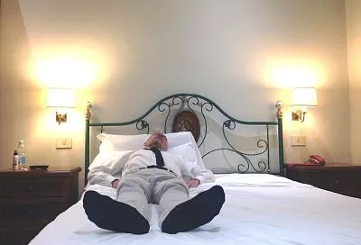 Дайте выход эмоциям: самые распространенные причины, по которым люди сильно сжимают зубы во сне