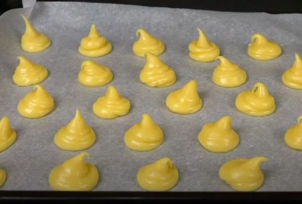 Торт «Дамские пальчики» и еще 4 десерта из одного заварного теста: просто размазываем тесто по противню