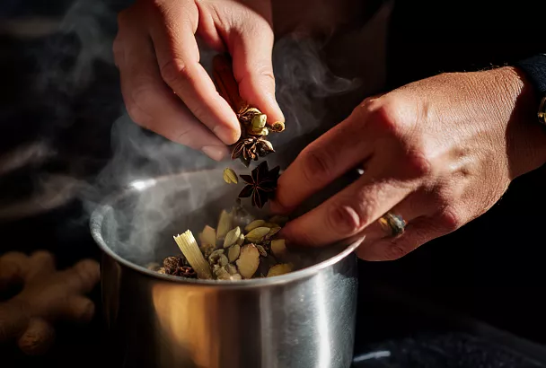 Чай как медитация: древний рецепт с пряностями, который дарит ясность, любовь и энергию