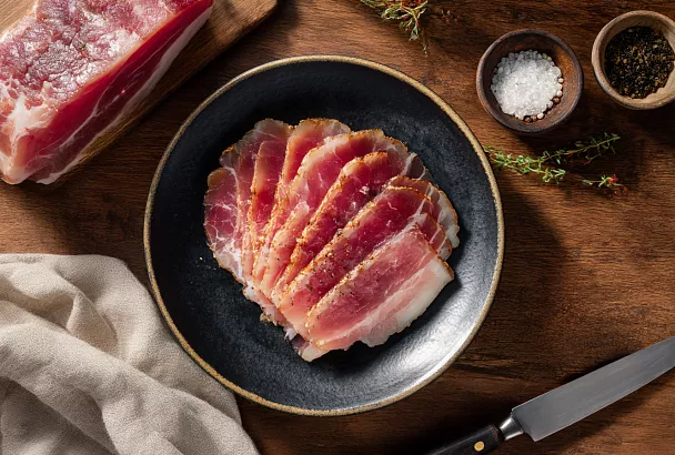 Забываю про магазинную нарезку: натираю свинину нитритной солью и через пару дней режу сочный «деликатес» тонкими ломтиками