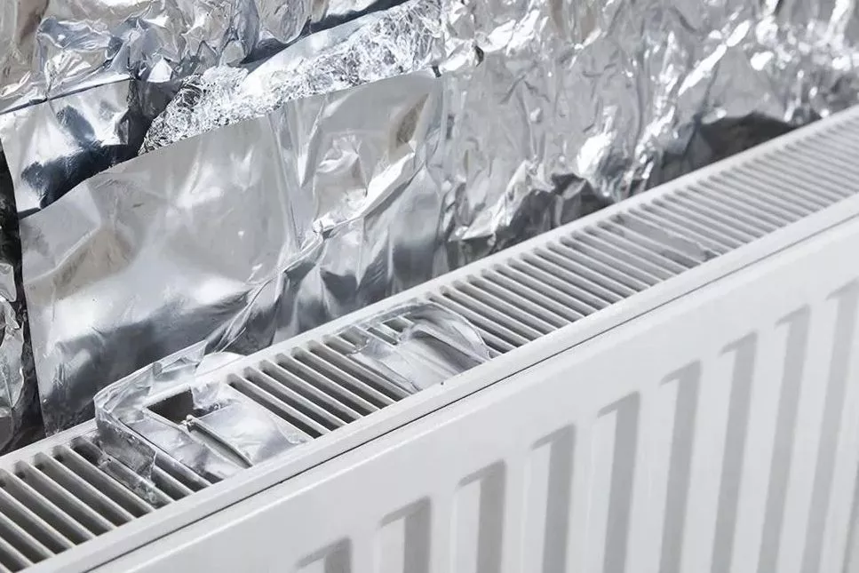 Беру рулон фольги — возвращаю тепло от батареи за 20 минут: холодные стены не «вытягивают» деньги