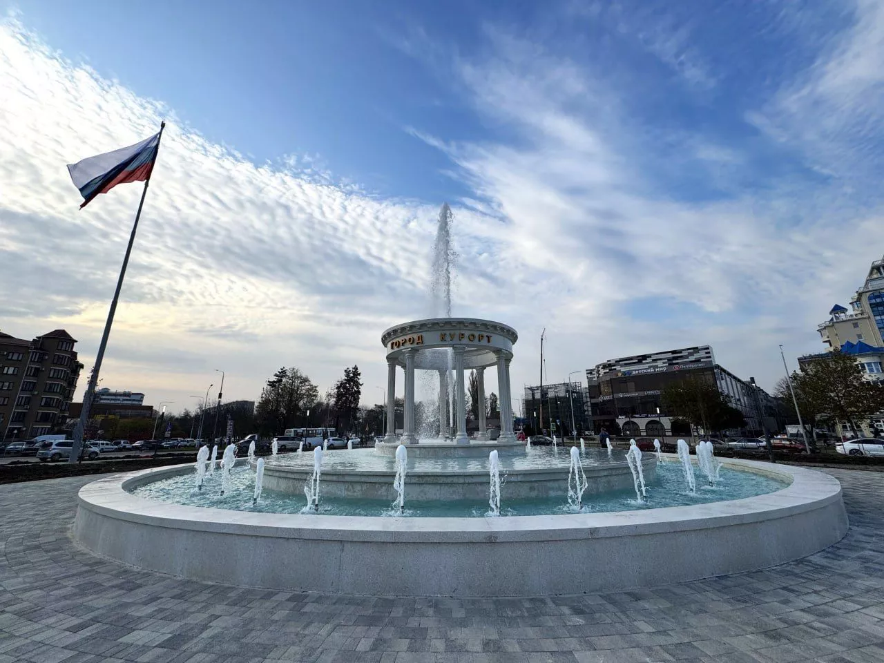 В Горячем Ключе работы по благоустройству сквера у администрации завершат в ноябре