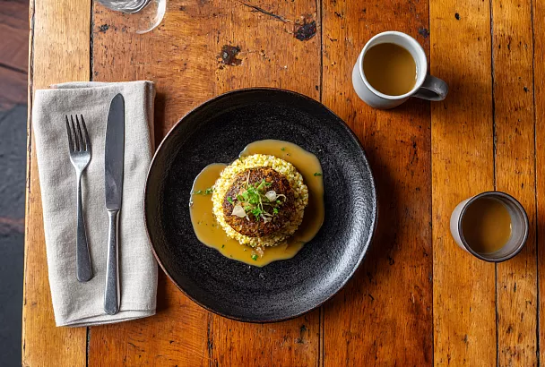 Битая курица с соусом, который делает обычную котлету ресторанной