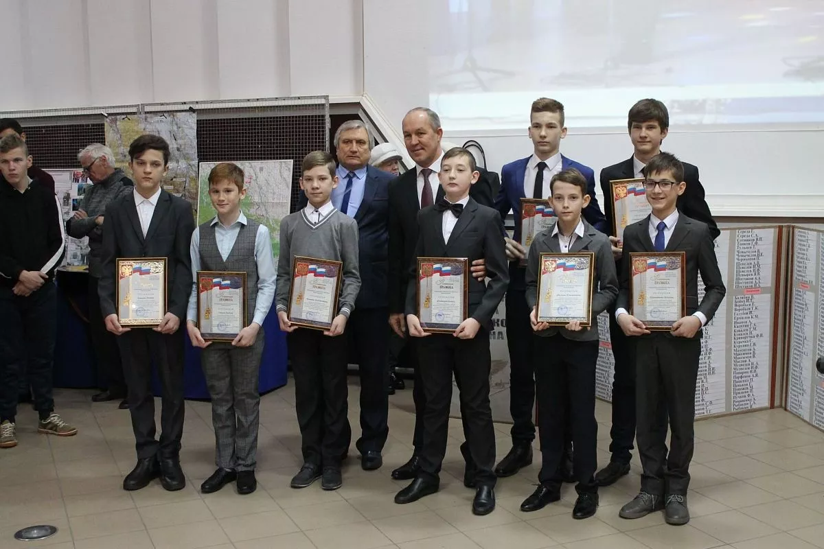 Поклониться ветеранам, поблагодарить их за великий подвиг в этот день пришли более 150 человек, среди которых были учащиеся казачьих и кадетских классов, воины-афганцы, военнослужащие контрактной службы.