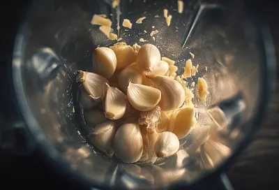 Безвкусный чеснок из супермаркета больше не нужен: делаю запас местного, который хранится месяцами