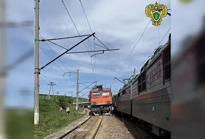 Локомотив пассажирского поезда Саратов - Имеретинский курорт сошел с рельсов