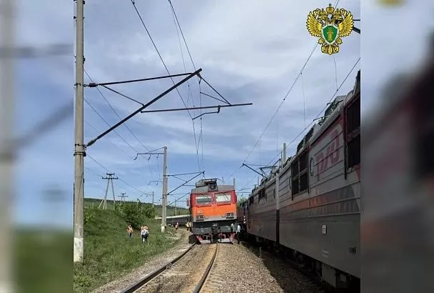 Локомотив пассажирского поезда Саратов - Имеретинский курорт сошел с рельсов