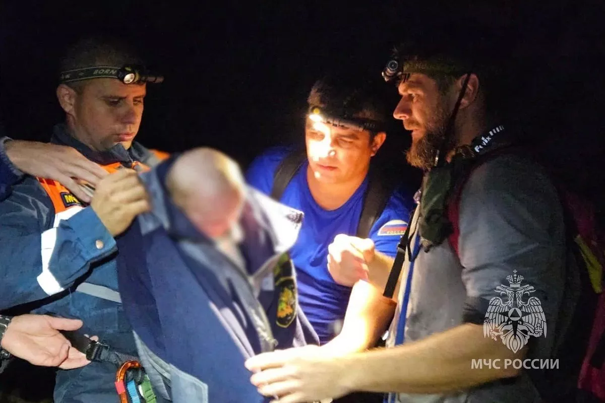 Спасатели нашли заблудившуюся семью с младенцем в горах Сочи