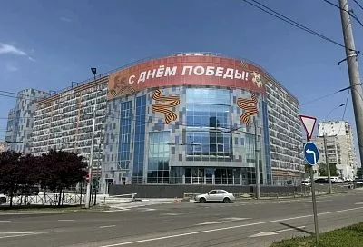 Предприятия и организации Краснодара украсили флагами и плакатами в честь Дня Победы