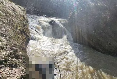 При падении с обрыва в горную реку внедорожника в Адыгее погибли 17-летняя девушка и 38-летний мужчина