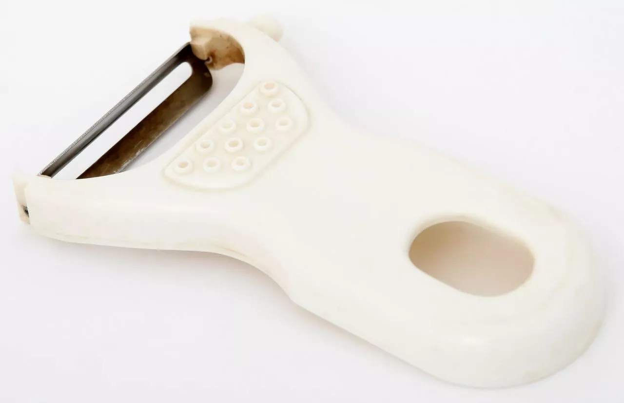 Спасет даже пилочка: три быстрых метода вернуть остроту твоей овощечистке