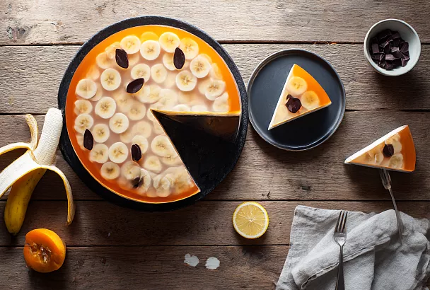 Фруктовый торт-желе без выпечки: бананы и хурма застывают в один вздох