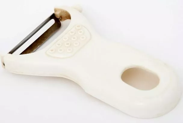 Спасет даже пилочка: три быстрых метода вернуть остроту твоей овощечистке