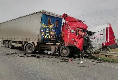 Два человека погибли в жестком ДТП с большегрузами и фургоном на Кубани
