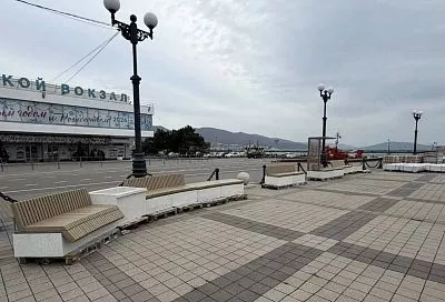 На набережной Новороссийска установят 90 новых скамеек и 180 урн