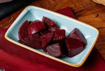 Сварите свеклу, как советует шеф-повар, и ваши салаты покорят гостей ярким вкусом